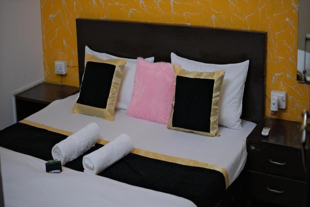 Travel Monkey Hostel อัครา ภายนอก รูปภาพ